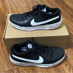 Nike Men's Black and White Athletic Sneakers 9.5